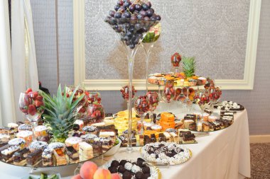 Tatlılar düğün resepsiyonu için masaya kondu.