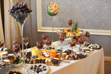 Tatlılar düğün resepsiyonu için masaya kondu.