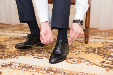 Düğün töreni. Damat hazırlama ayrıntıları