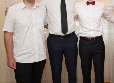 İş adamları düğüne katılıyor.