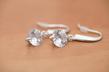 Gelin küpeleri masaya dizildi.