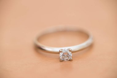 Alyansı masaya yerleştirdim.