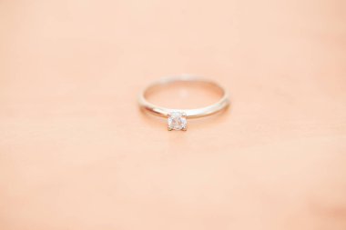 Alyansı masaya yerleştirdim.