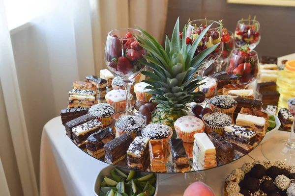 Dulces Dispuestos Mesa Para Recepción Boda — Foto de Stock