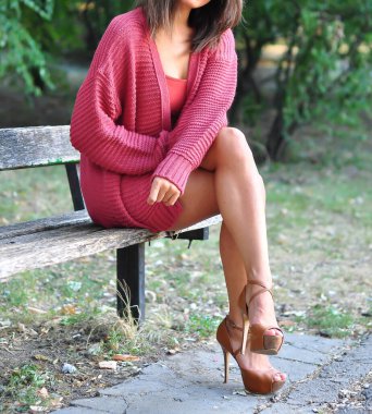 Kırmızı kazak giyen manken fotoğraf çekimi yapıyor.