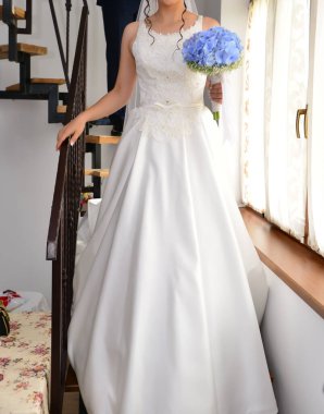 Gelin merdivenlerden iniyor.