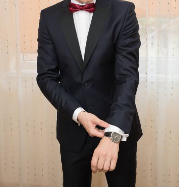 Düğün töreni. Damat hazırlama ayrıntıları