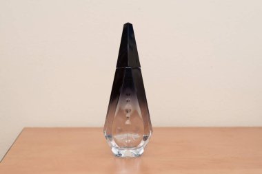 Masada bir şişe parfüm var.