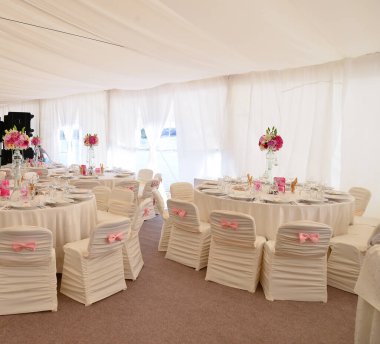 Düğün resepsiyonu için restoran masası düzenlemeleri