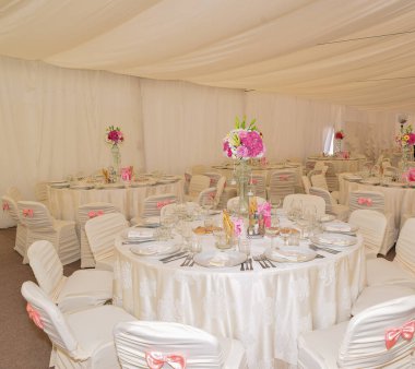 Düğün resepsiyonu için restoran masası düzenlemeleri