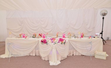 Düğün resepsiyonu için restoran masası düzenlemeleri