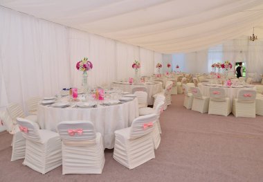 Düğün resepsiyonu için restoran masası düzenlemeleri