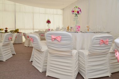 Düğün resepsiyonu için restoran masası düzenlemeleri