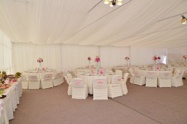 Düğün resepsiyonu için restoran masası düzenlemeleri