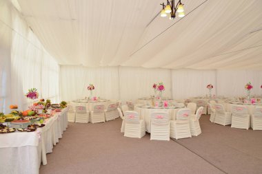 Düğün resepsiyonu için restoran masası düzenlemeleri