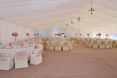 Düğün resepsiyonu için restoran masası düzenlemeleri