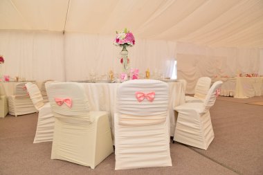 Düğün resepsiyonu için restoran masası düzenlemeleri