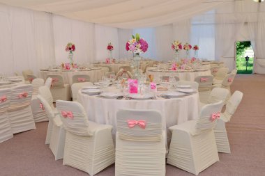 Düğün resepsiyonu için restoran masası düzenlemeleri
