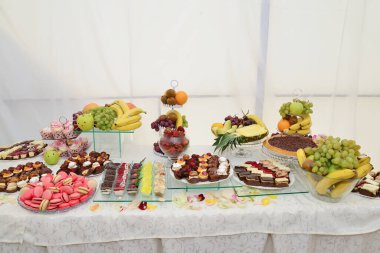 Düğün resepsiyonu için masada lezzetli tatlılar.