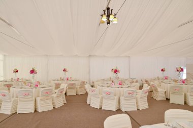 Düğün resepsiyonu için restoran masası düzenlemeleri