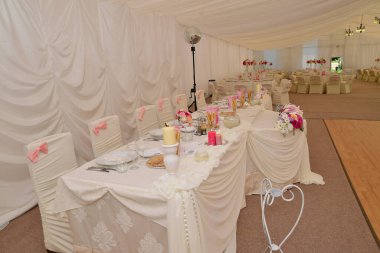 Düğün resepsiyonu için restoran masası düzenlemeleri