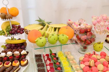 Düğün resepsiyonu için masada lezzetli tatlılar.