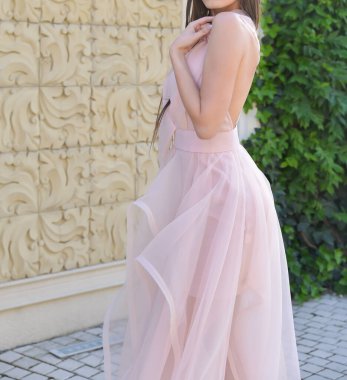 Pembe uzun elbiseli manken fotoğraf çekimi yapıyor.