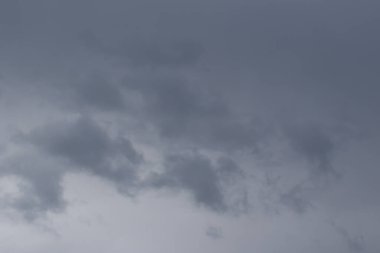 Gökyüzündeki fırtınalı kara bulutlar