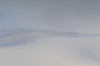 Gökyüzündeki fırtınalı kara bulutlar