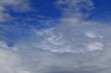 Gökyüzündeki fırtınalı kara bulutlar