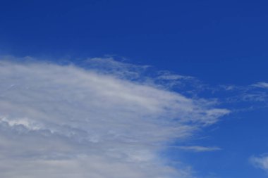 Gökyüzündeki fırtınalı kara bulutlar