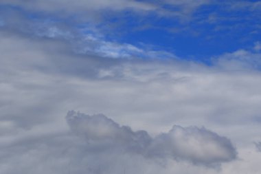 Gökyüzündeki fırtınalı kara bulutlar