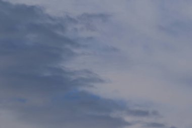 Gökyüzündeki fırtınalı kara bulutlar