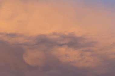 Gökyüzündeki fırtınalı kara bulutlar