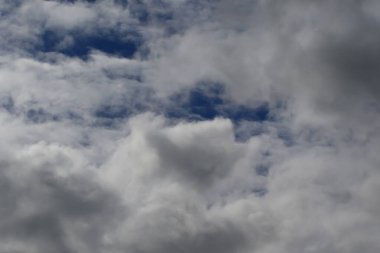 Gökyüzündeki fırtınalı kara bulutlar