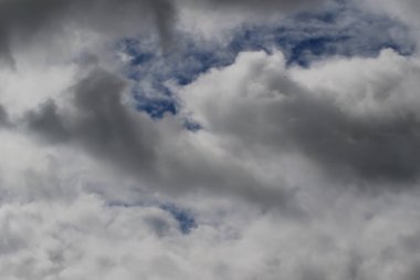 Gökyüzündeki fırtınalı kara bulutlar