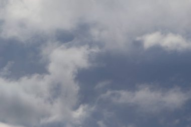 Gökyüzündeki fırtınalı kara bulutlar