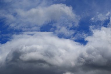 Gökyüzündeki fırtınalı kara bulutlar