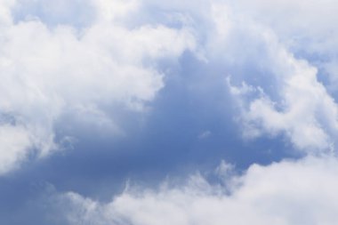 Gökyüzündeki fırtınalı kara bulutlar