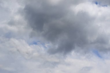 Gökyüzündeki fırtınalı kara bulutlar