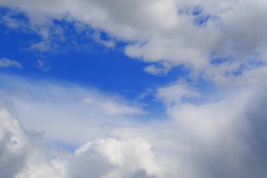 Gökyüzündeki fırtınalı kara bulutlar