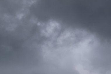 Gökyüzündeki fırtınalı kara bulutlar