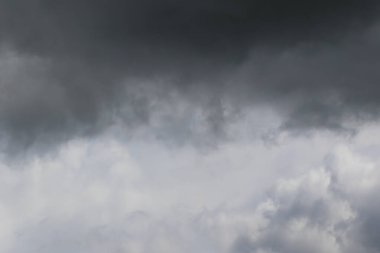 Gökyüzündeki fırtınalı kara bulutlar