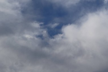 Gökyüzündeki fırtınalı kara bulutlar