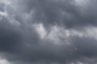Gökyüzündeki fırtınalı kara bulutlar