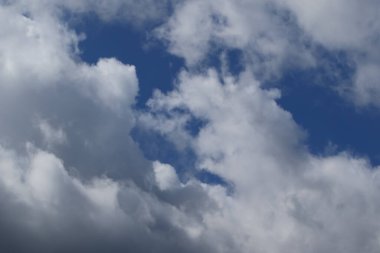 Gökyüzündeki fırtınalı kara bulutlar