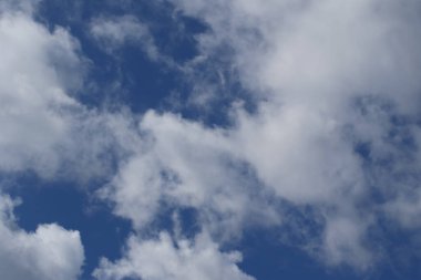 Gökyüzündeki fırtınalı kara bulutlar