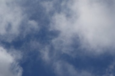 Gökyüzündeki fırtınalı kara bulutlar