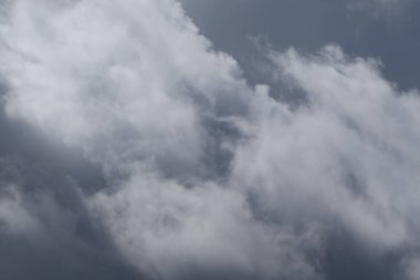 Gökyüzündeki fırtınalı kara bulutlar