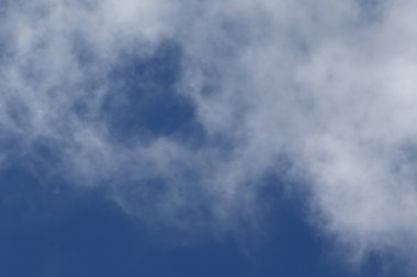 Gökyüzündeki fırtınalı kara bulutlar